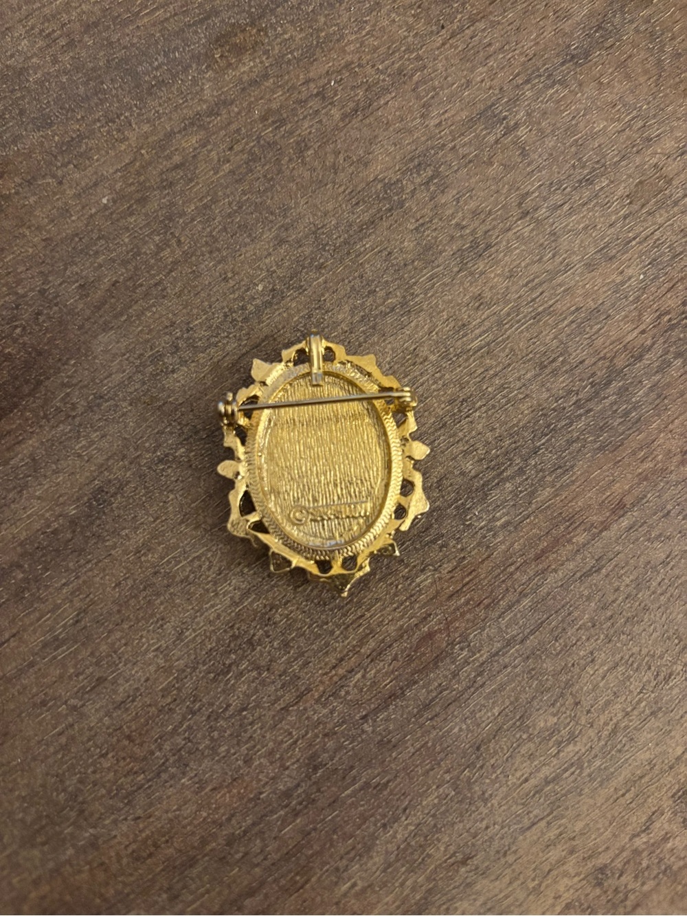Sarah Coventry Gold-Tone Mona Lisa Portrait Brooch with Pearls - Picture 2 of 2